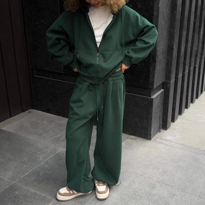 Sporty hoodie for women with a loose fit and comfortable jogger pants Chic und Stil