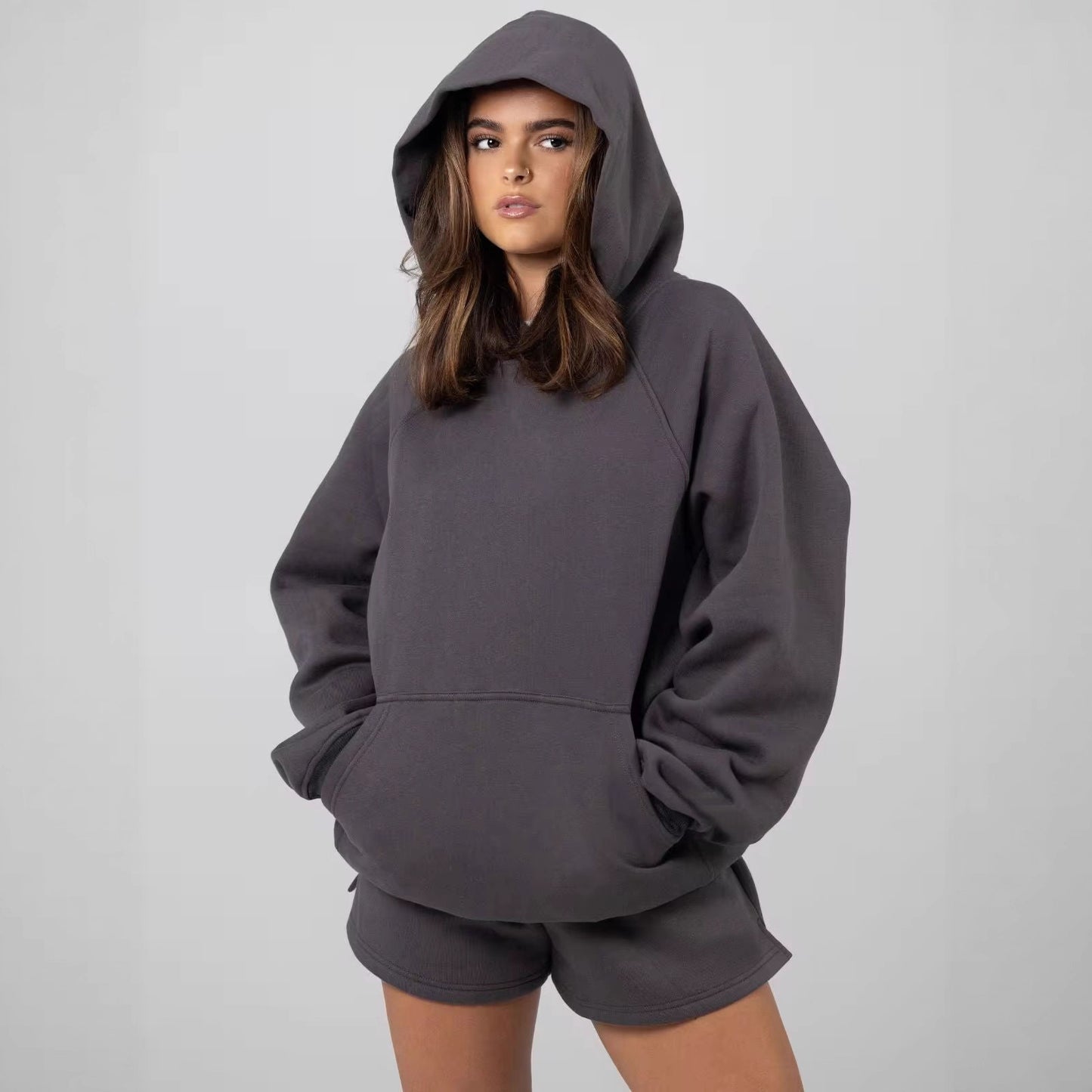 Dames ensemble confortable à capuche et short Chic und Stil