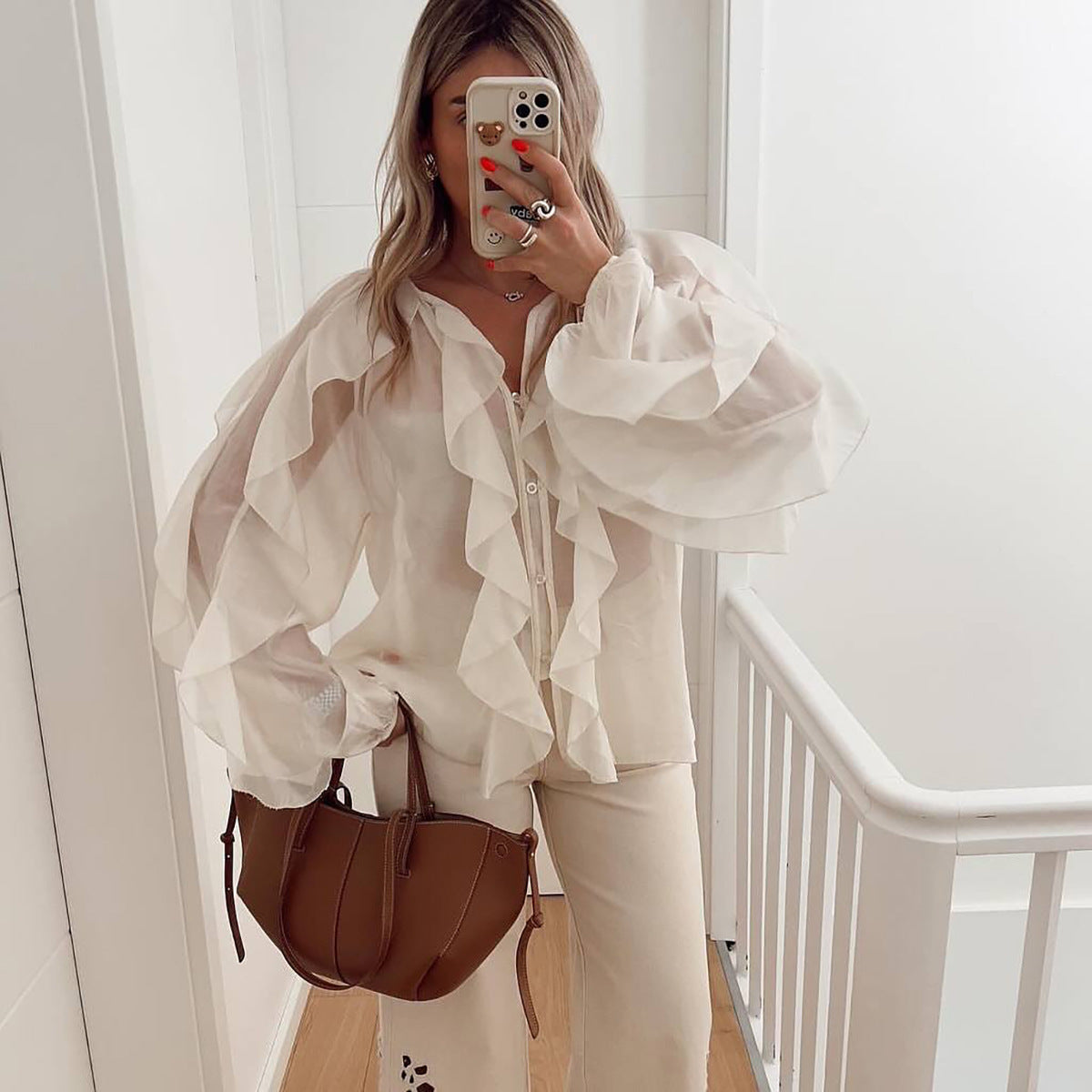 Blouse femme avec des détails de volants volumineux et un ourlet ondulé Chic und Stil