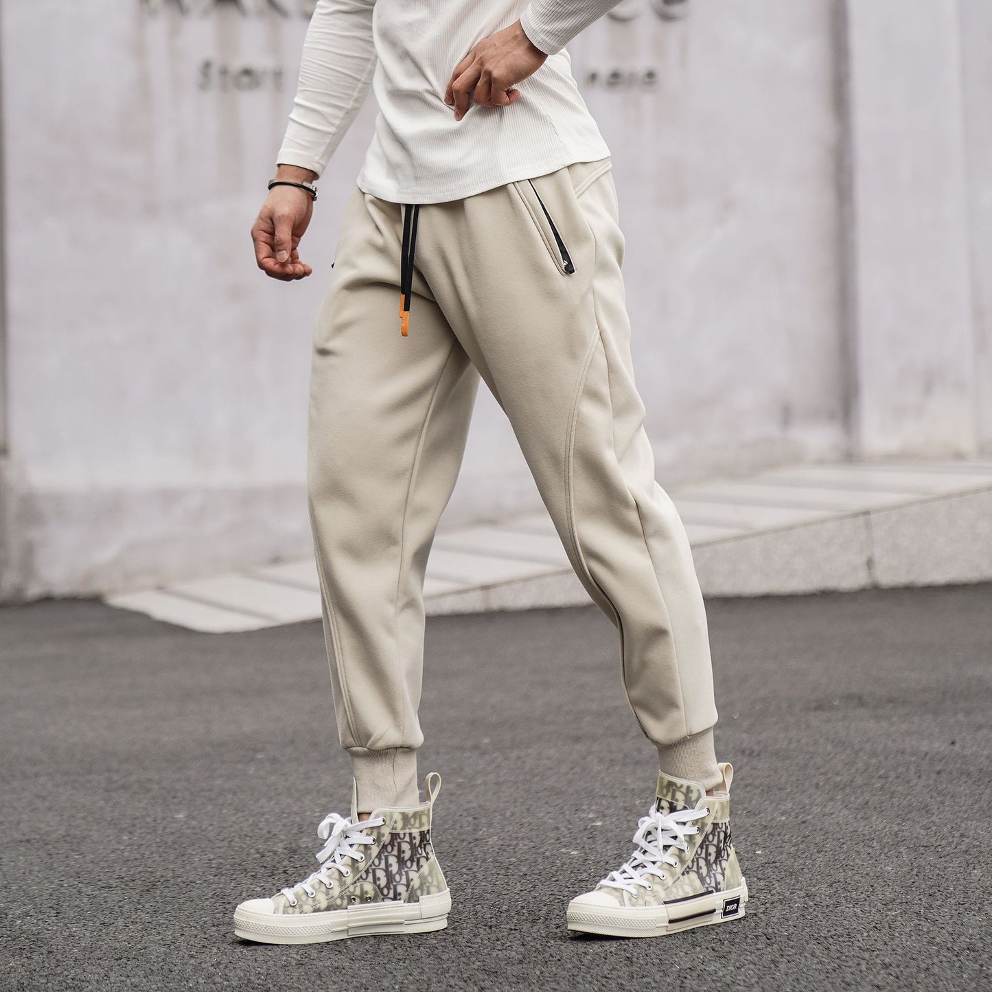 Sporty jogger pants for men with elastic waistband and stylish contrasting stripes Chic und Stil