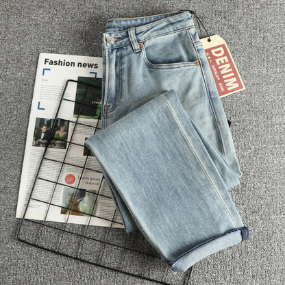Women's denim pants with a modern slim fit, casual design and high waist Chic and Style