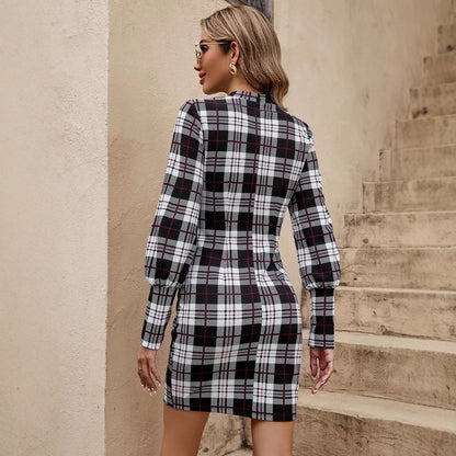 Robe à carreaux ajustée pour femmes avec col montant et manches bouffantes Chic und Stil