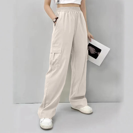 Cargo pants for women with elastic waistband and practical side pockets Chic and Style
