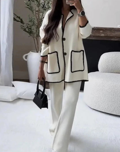 Elegant blazer jacket for women with contrasting details and loose pants Chic und Stil