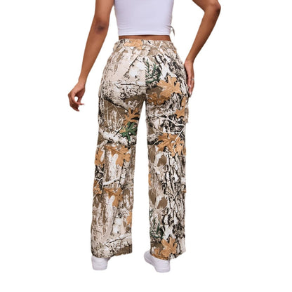Fashionable women's cargo pants with natural pattern and practical side pockets Chic and Style