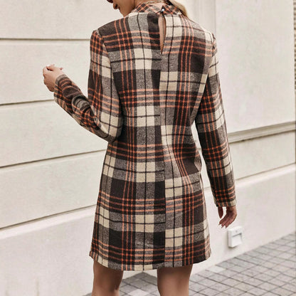 Robe mini à carreaux pour femmes avec col haut et silhouette étroite Chic und Stil