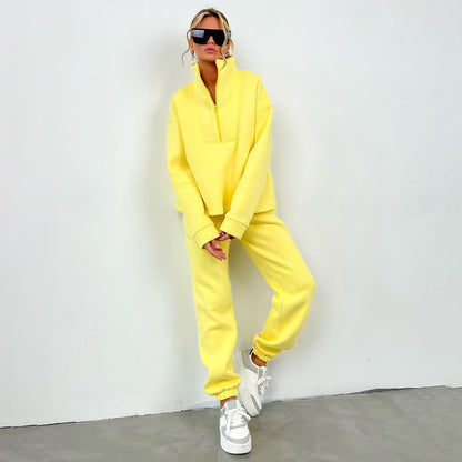 Chic und Stil women's sporty fleece sweatshirt set and high-neck jogging pants