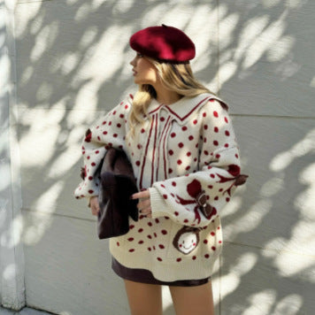 Pull en gros tricot pour femmes avec un col unique et des détails féminins Chic und Stil