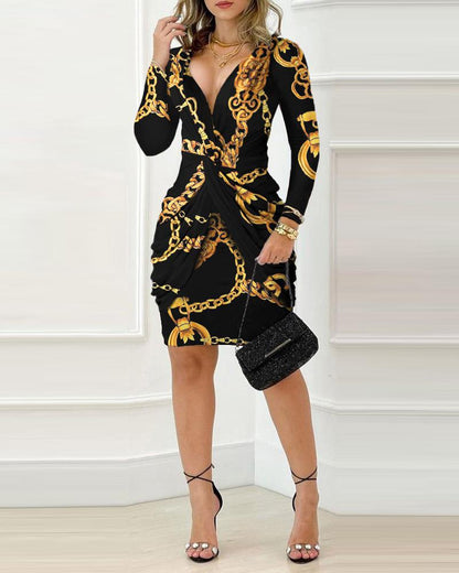 Robe portefeuille pour dames avec un motif de chaîne artistique et un décolleté en V profond Chic und Stil
