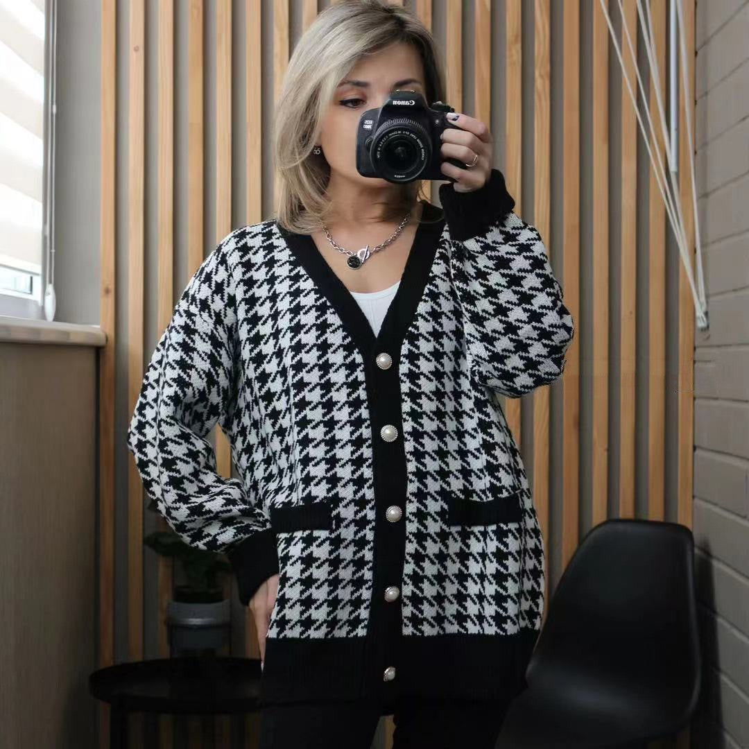 Dames Grand cardigan en tricot à motif pied-de-coq avec boutons en perles Chic und Stil