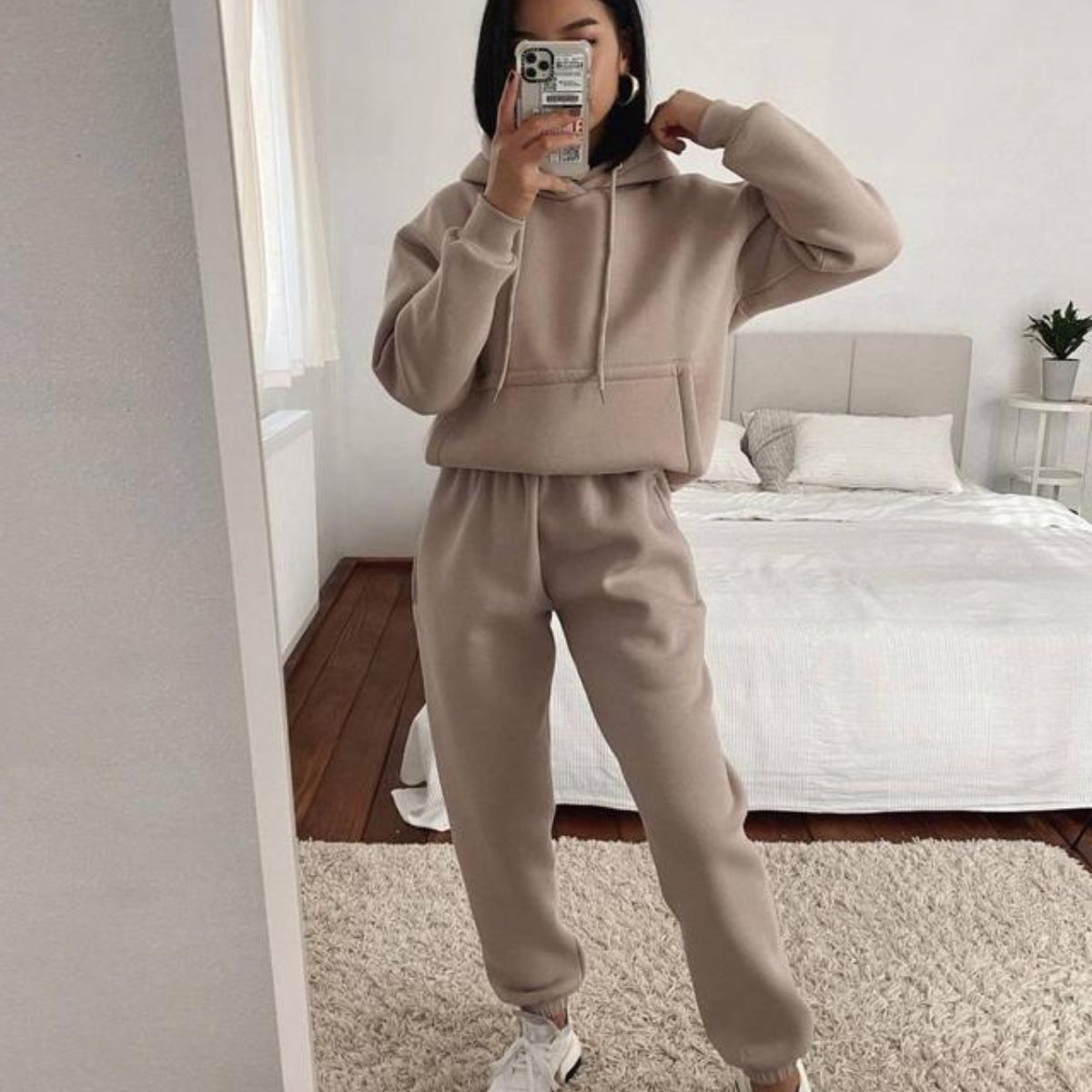 Casual women's fleece sweat-suit with cropped hoodie and elastic pants Chic and Style