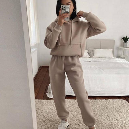 Casual women's fleece sweat-suit with cropped hoodie and elastic pants Chic and Style