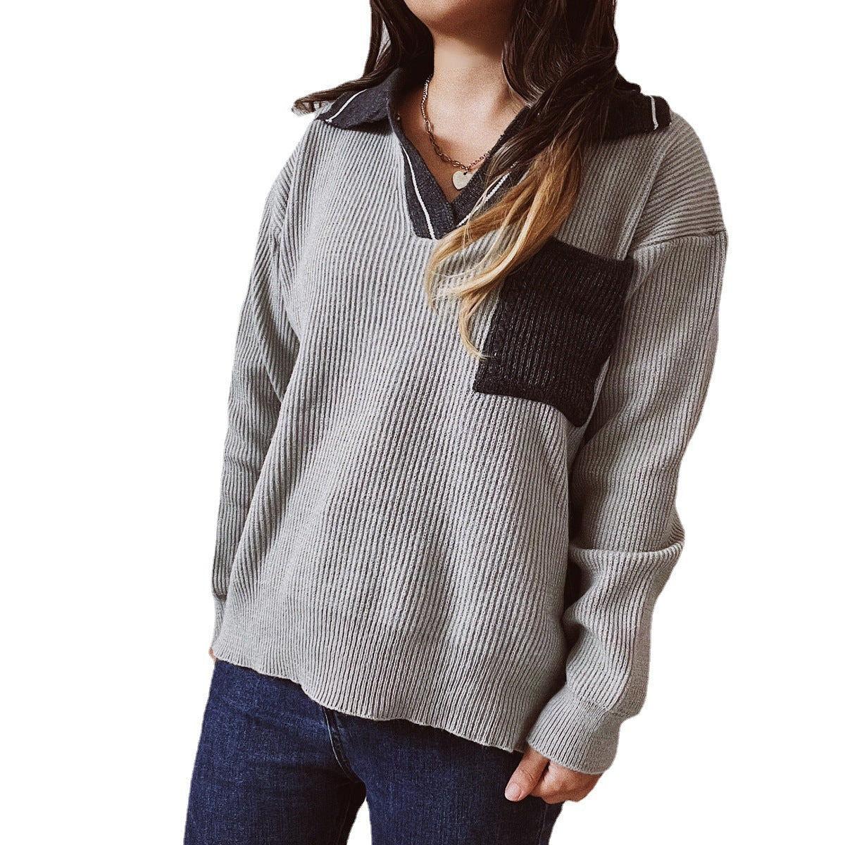 Pull femme décontracté à col V avec design ribbed texturé et col contrasté Chic und Stil