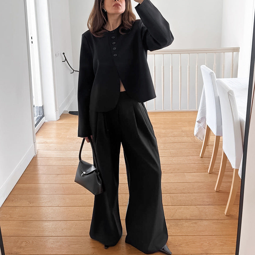 Elegant blazer-pants set for women with a loose fit and lower button closure Chic und Stil