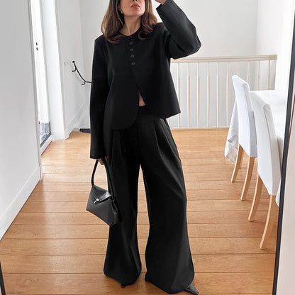 Elegant blazer-pants set for women with a loose fit and lower button closure Chic und Stil