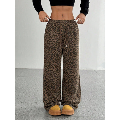 Chic and stylish camouflage design cargo pants for women
