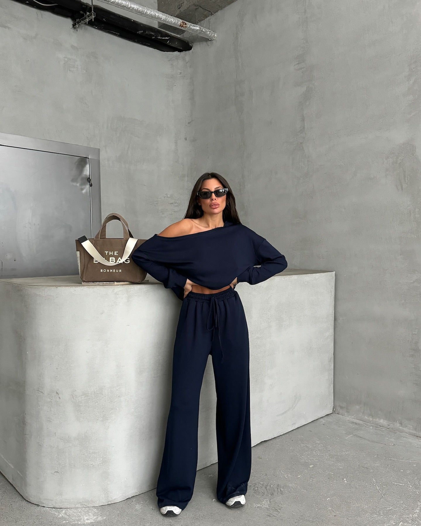 Combinaison décontractée pour femmes avec des jambes larges et un design off-shoulder Chic und Stil