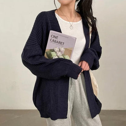 Cardigan en maille douce pour femmes avec une coupe décontractée et des manches posées Chic und Stil