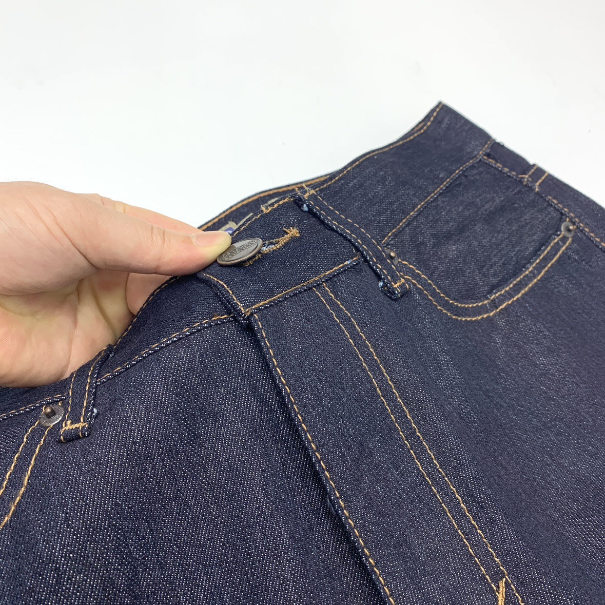 Women's jeans pants with a modern design featuring durable stitching and a timeless look Chic und Stil