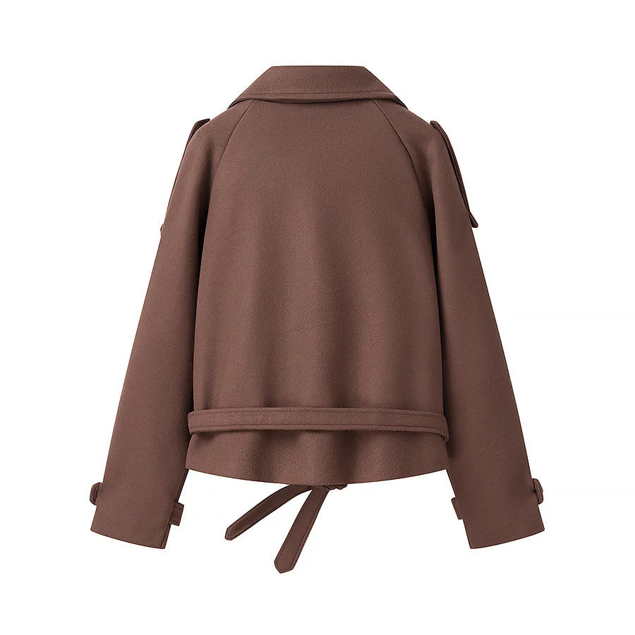 Dame élégante manteau court avec double rangée de boutons et ceinture à la taille Chic und Stil