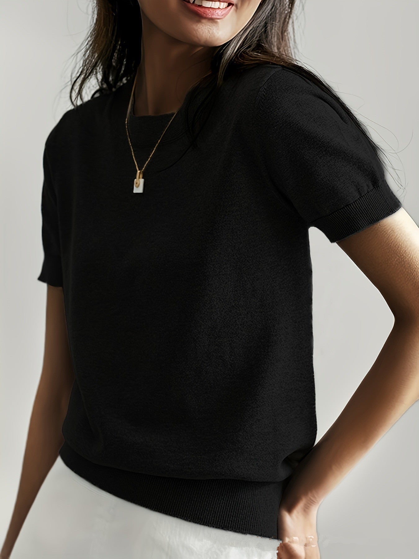 Pull en fine maille pour femmes avec une silhouette à manches courtes et un matériau fluide doux Élégance et style