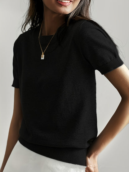 Pull en fine maille pour femmes avec une silhouette à manches courtes et un matériau fluide doux Élégance et style
