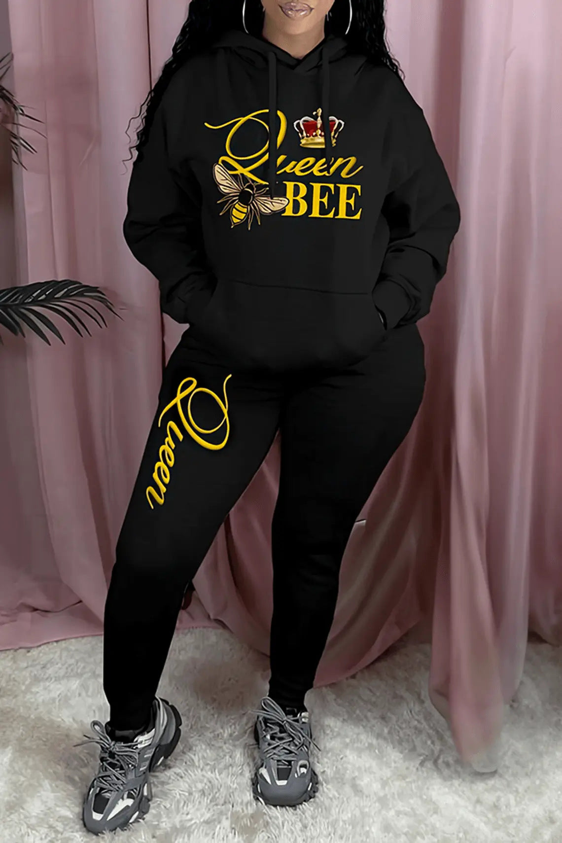 Dames Hoodie et pantalon de jogging Set avec design créatif "Queen Bee" Chic und Stil
