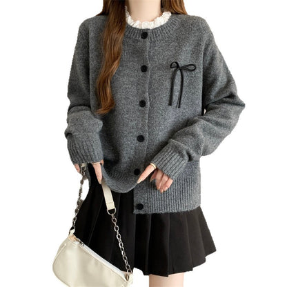 Cardigan tricot pour femmes avec des boutons décoratifs et un accent de nœud Chic und Stil