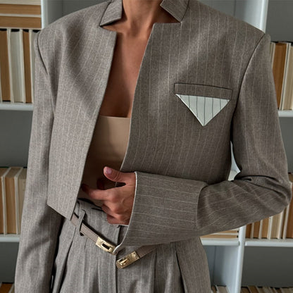 Trendy cropped blazer set for women with wide pants Chic und Stil