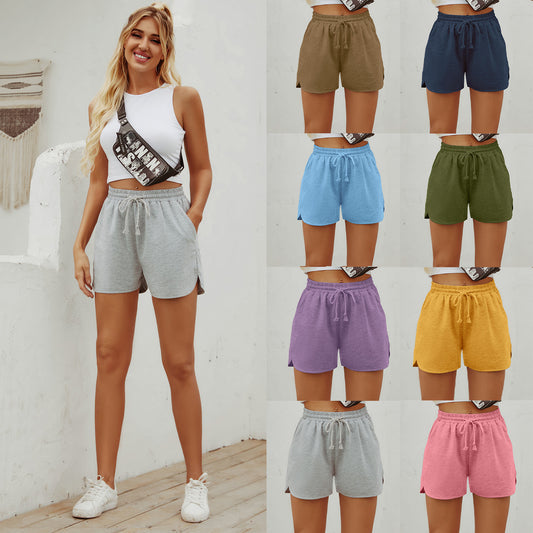Shorts de sport pour femmes avec taille élastique et fentes latérales Chic und Stil