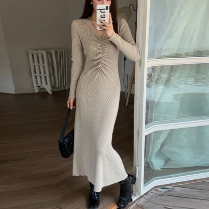 Robe en tricot à manches longues pour femmes avec un décolleté en V raffiné et une coupe cintrée Chic und Stil