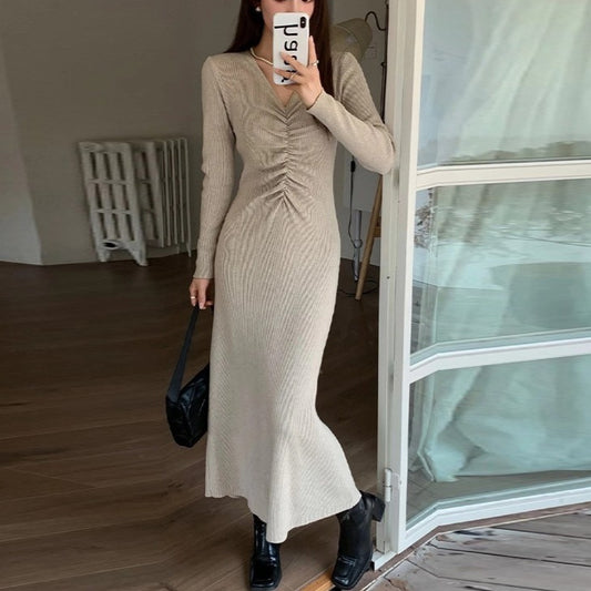 Robe en tricot à manches longues pour femmes avec un décolleté en V raffiné et une coupe cintrée Chic und Stil