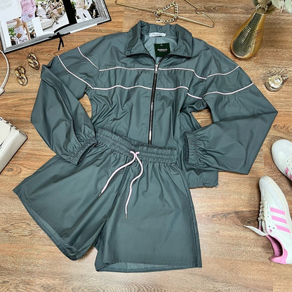 Casual windbreaker for women with wide sleeves and Chic und Stil shorts