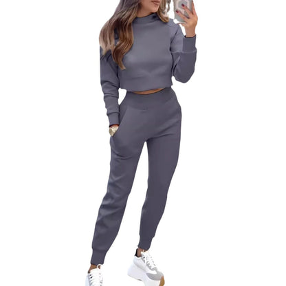 Sporty loungewear set for women with a trendy cropped top and comfortable jogger pants Chic und Stil