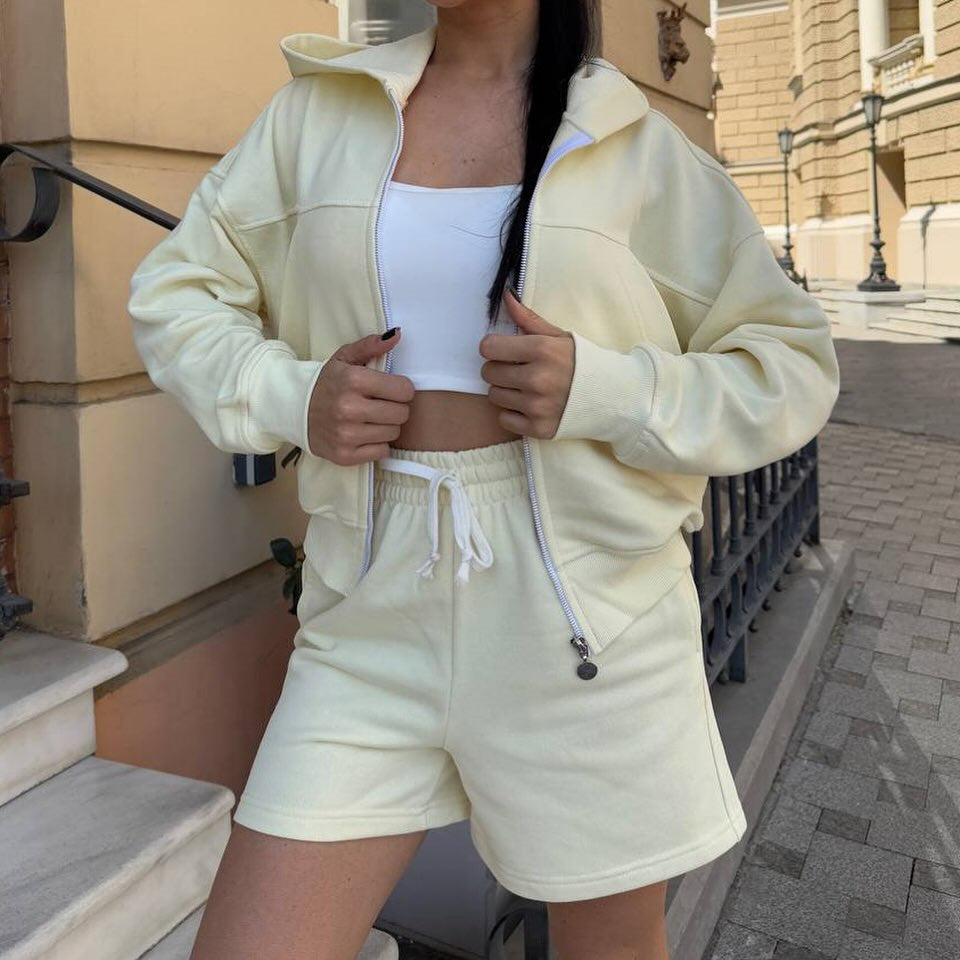 Ensemble de veste à capuche tendance pour femmes et shorts Chic und Stil