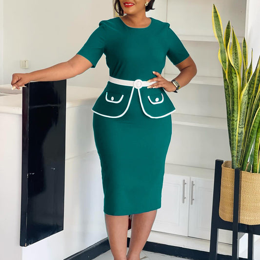 Femme Robe cintrée élégante avec application de poches pétillante et large ceinture Chic und Stil