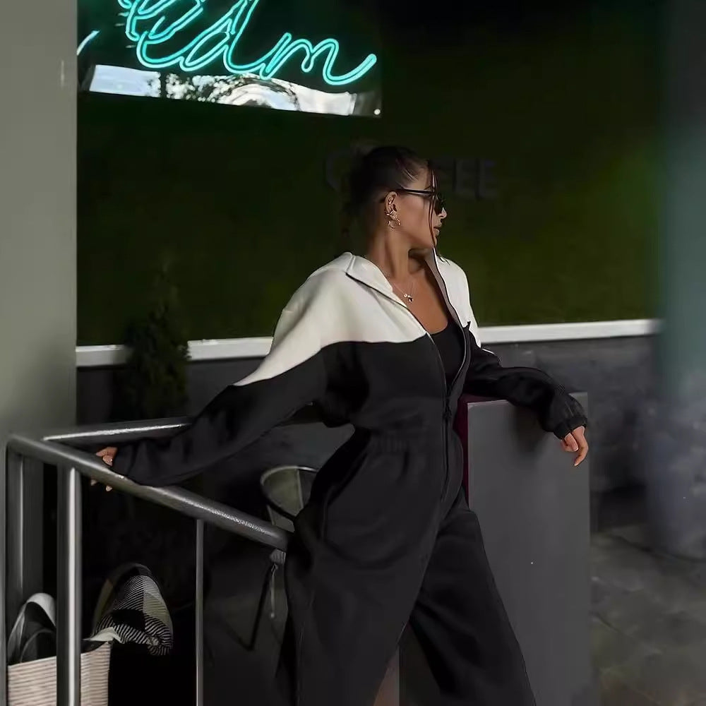 Fleece jacket and sports pants set for women with contrasting inserts Chic und Stil