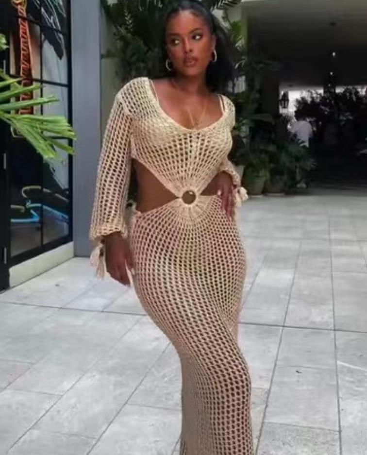 Robe maxi en crochet pour femmes avec des détails découpés et une ceinture décorative Chic und Stil
