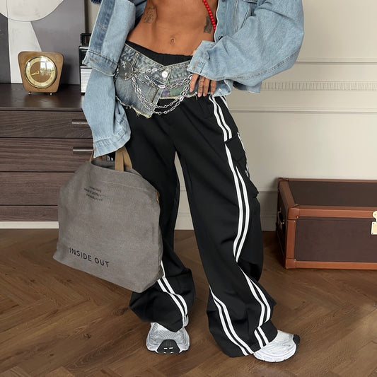 Casual cargo pants for women with side pockets and contrasting stripes Chic and Style