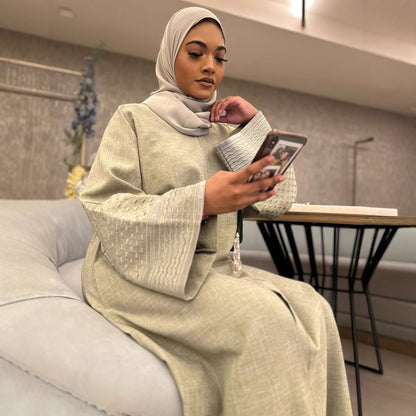 Robe maxi élégante pour femmes avec des manches trompette à la mode et des détails fins Chic und Stil