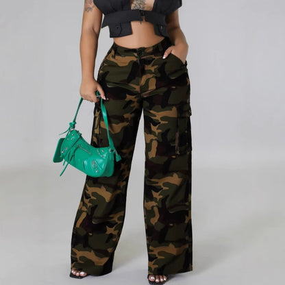 Women's cargo pants with a wide cut and practical pockets Chic and Style