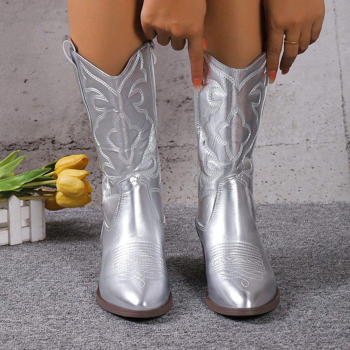 Bottes de cowboy pour femmes avec un design de broderie artistique et une brillance à la mode Chic und Stil