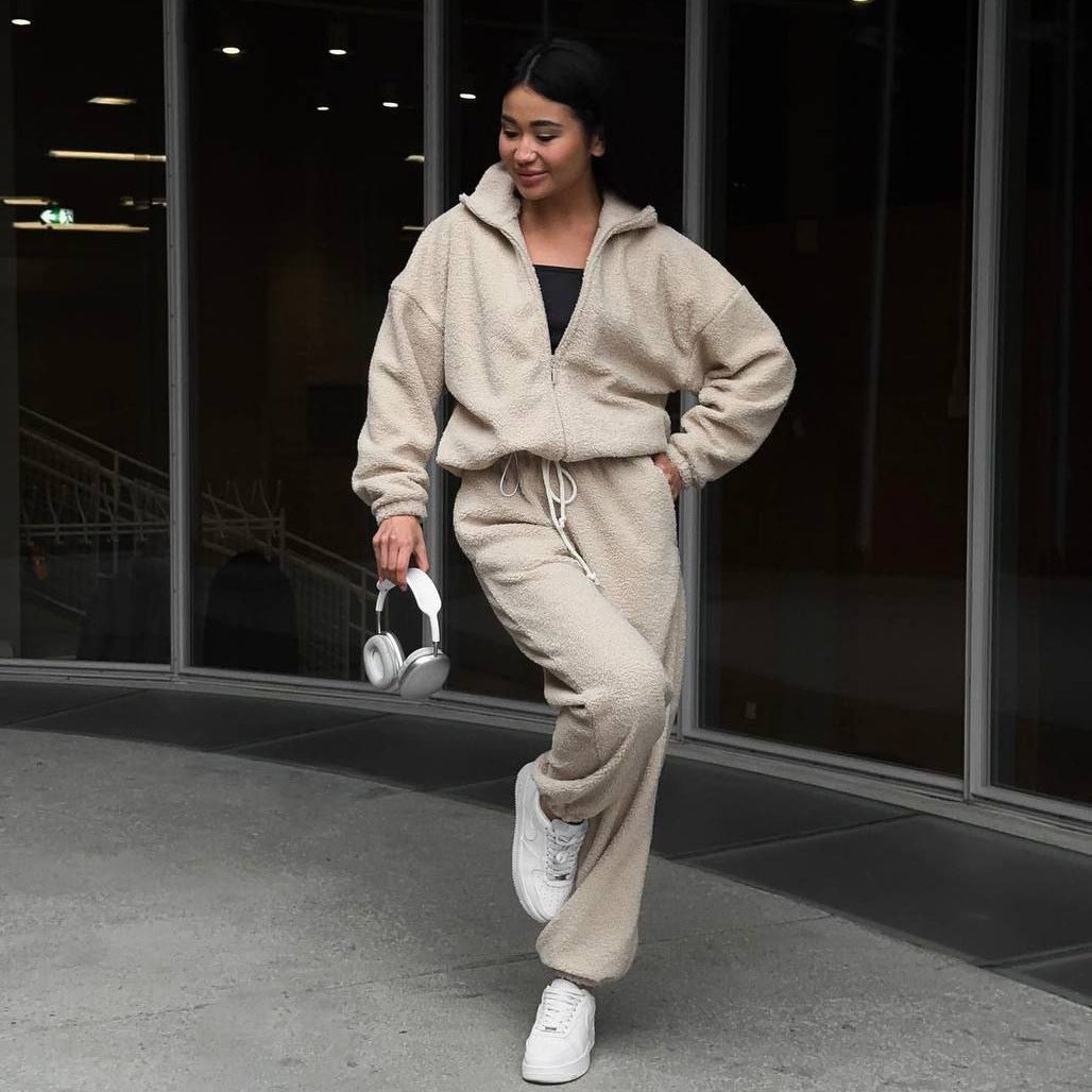 Dames confortable sweat à capuche en polaire avec des poignets élastiques et un pantalon de jogging assorti Chic und Stil
