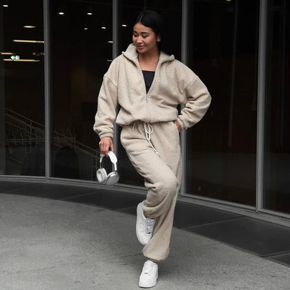 Dames confortable sweat à capuche en polaire avec des poignets élastiques et un pantalon de jogging assorti Chic und Stil