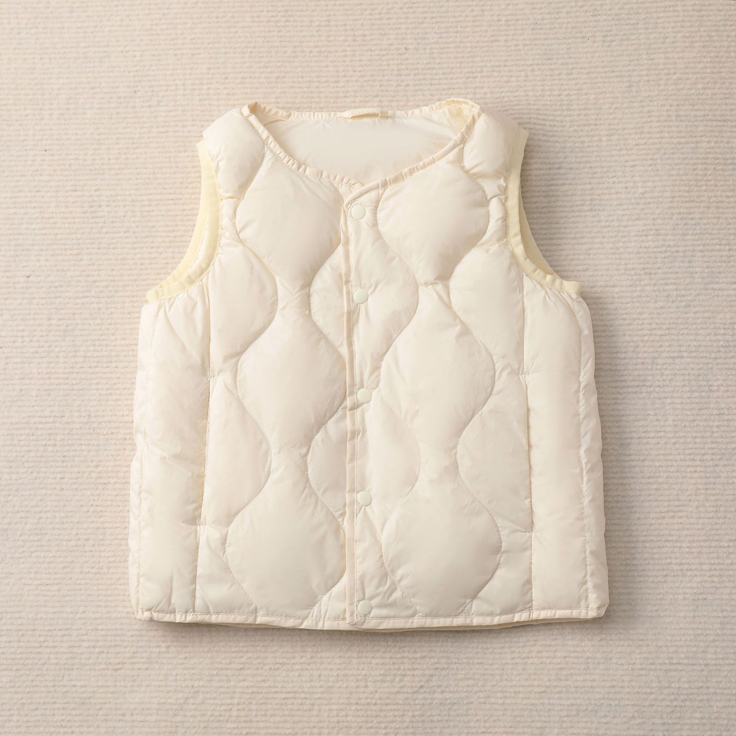 Sleeveless women's jacket with a stylish quilted pattern and functional snap buttons Chic and Style
