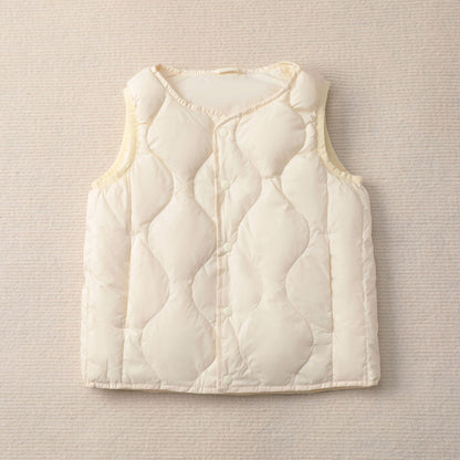 Sleeveless women's jacket with a stylish quilted pattern and functional snap buttons Chic and Style