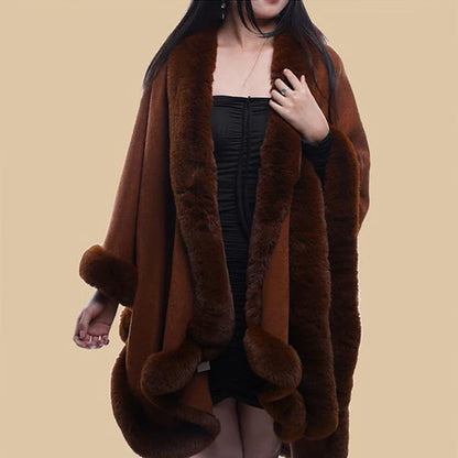 Dames cape en fausse fourrure avec col à capuche volumineux et aspect fourrure élégant Chic und Stil