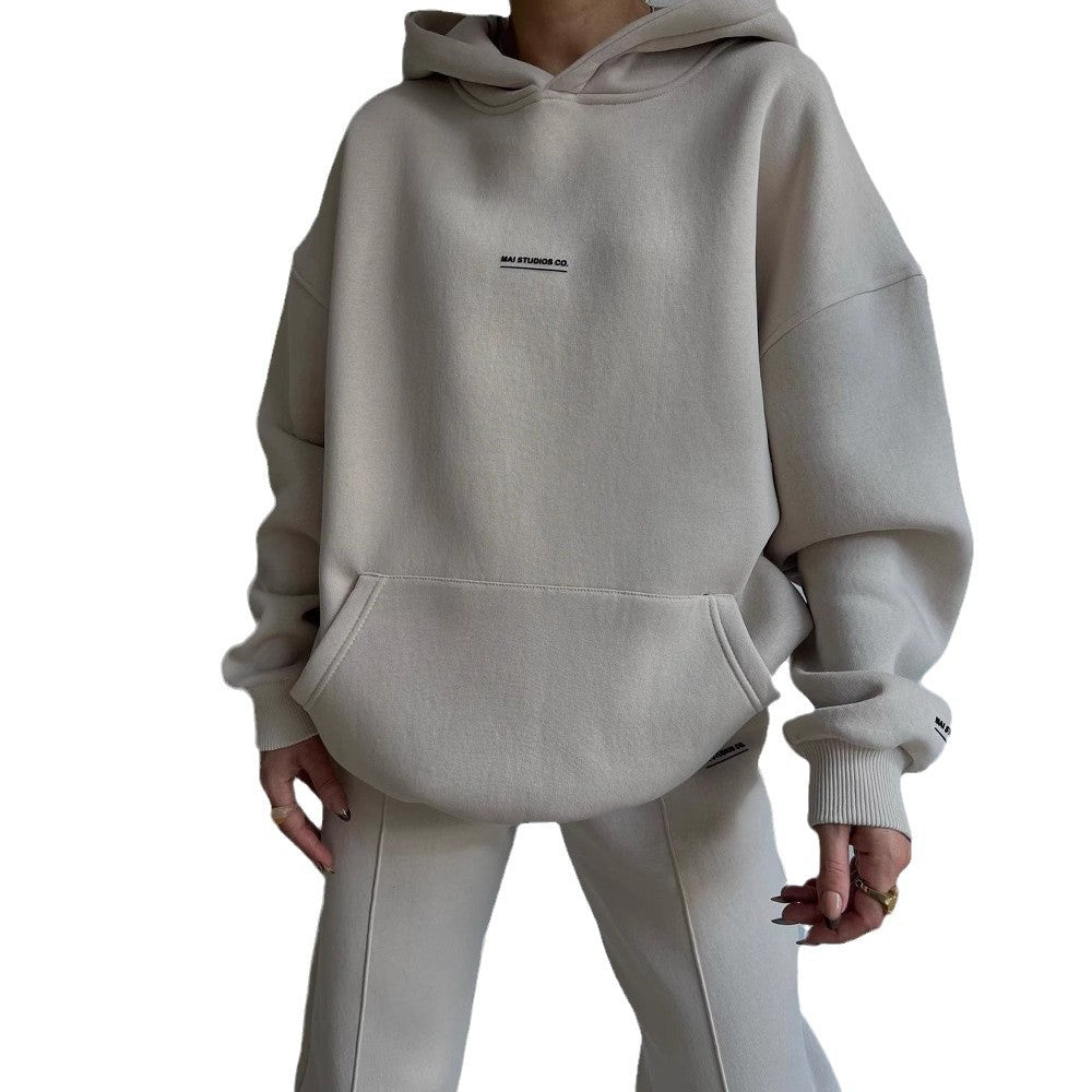 Ladies oversized comfortable sweatshirt with kangaroo pockets and modern inscription Chic und Stil