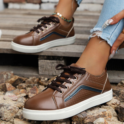 Baskets mode pour femmes avec surface perforée et semelle flexible Chic und Stil