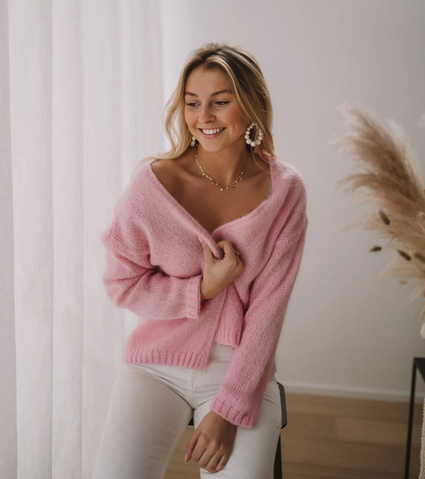 Pull léger pour femmes avec épaule dénudée et motif tricot doux Chic und Stil